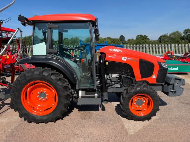 Kubota EX Demo Kubota M5-102 Narrow Tractor